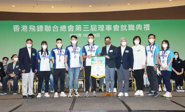 金利來集團HKDFA國慶盃 參與隊伍之一(入境事務處職員同樂會飛鏢隊) 與 香港特別行政區政府保安局局長鄧炳強先生、香港飛鏢聯合總會會長胡曉明博士及金利來集團企業傳訊部總監葛麗女士合影