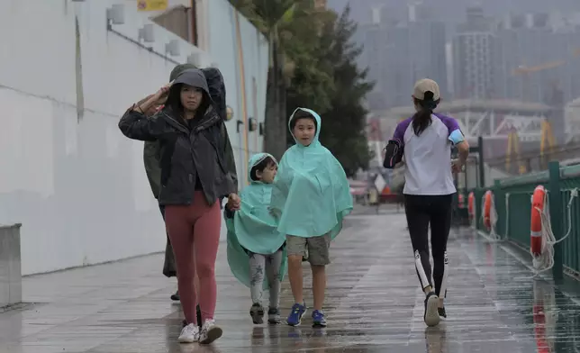 3號強風信號下，紅磡碼頭一帶市民如常活動。