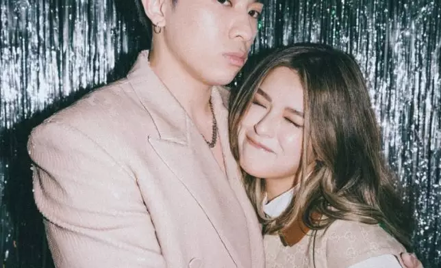 二人關係親密。