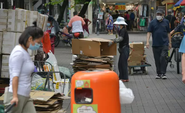 立法會去年三讀通過「垃圾徵費」法案，政府一直稱爭取明年底實施垃圾徵費。