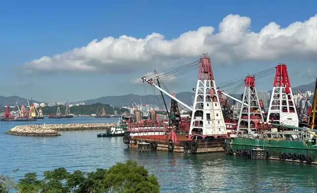 油麻地避風塘離岸300米貨船起火 。