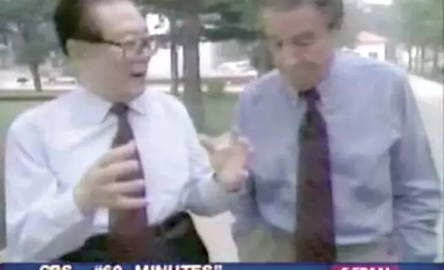 華萊士專訪江澤民報道引起全球關注。CBS截圖