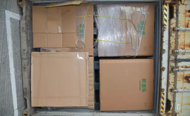 走私集團以玻璃膠封實木箱防止氣味溢出，並可延長貴價食材保存期。