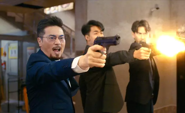 賀慶隆（左）發狂對「使者」們開槍。