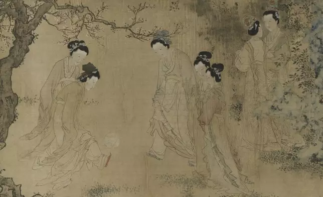明杜董《仕女圖》（局部）。可見女子們在玩蹴鞠。(圖片來源︰上海博物院)