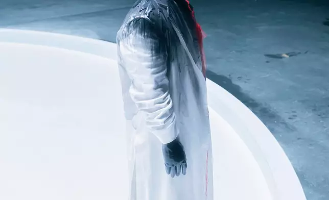 陳奕迅在演唱會前夕推出新歌《人啊人》MV。