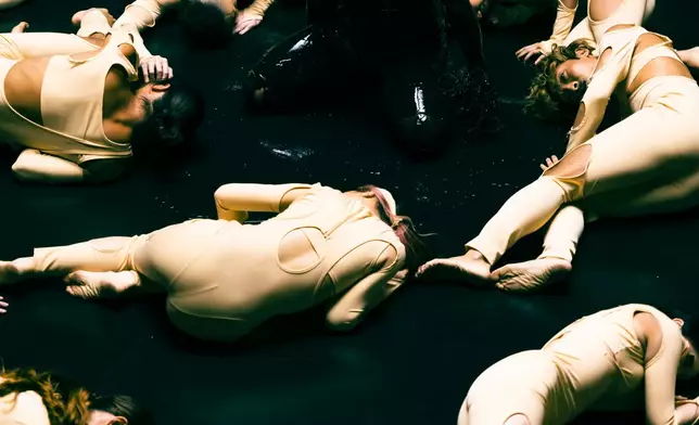 MV用了近二十小時拍攝。