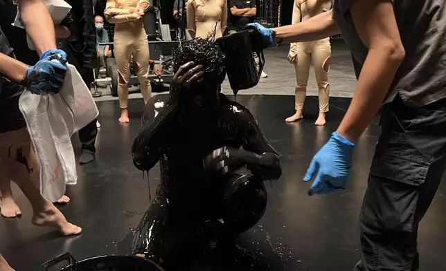 MV有好多新嘗試，Eason全身被淋黑漿！