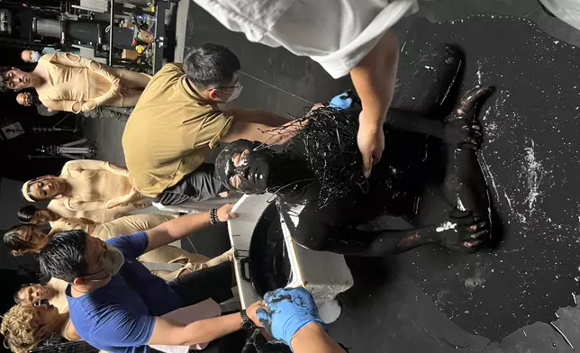 Eason笑言淋落嚟嘅，係似芝麻糊混合類似小朋友玩嗰種口水膠質感！