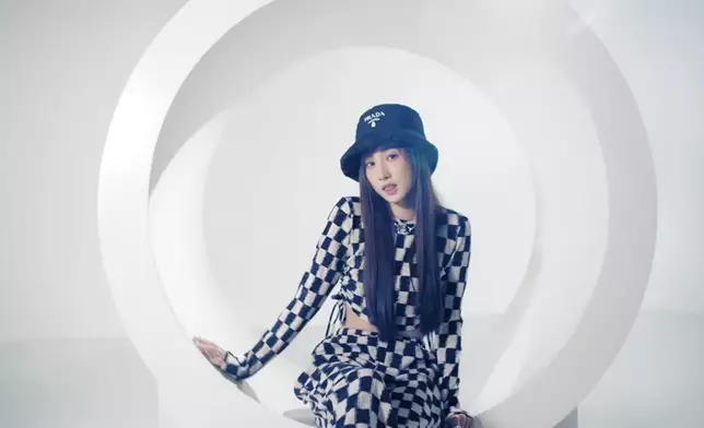 Yumi新歌《wanna be close to u》MV點擊突破一百萬，「米粉」豪買巨型燈箱廣告應援。