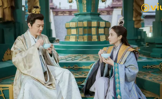 彧修明（馮紹峰飾）、葉凌霜（彭小苒飾）