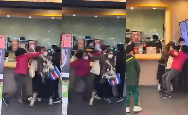 長髮女不敵捱打，吉野家女職員嘗試分開雙方但不成功。片段截圖