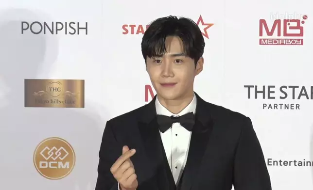 金宣虎13日現身《AAA頒獎禮》紅地氈（網上圖片）