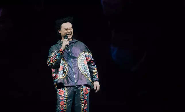 因現場觀眾反應熱烈， 令Eason越唱越投入！