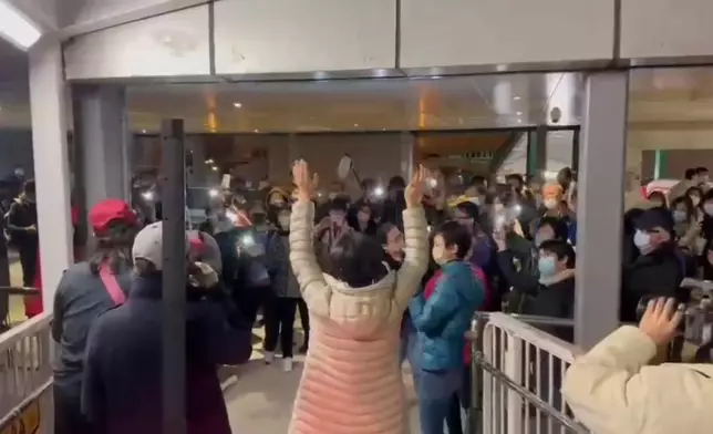 圍觀粉絲紛紛以手機燈和應，氣氛勁好。