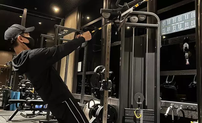 12月14日林志穎分享了他在健身室做Gym的照片。
