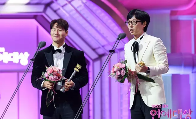 兩位奪得「最佳情侶」獎（SBS官方圖片）