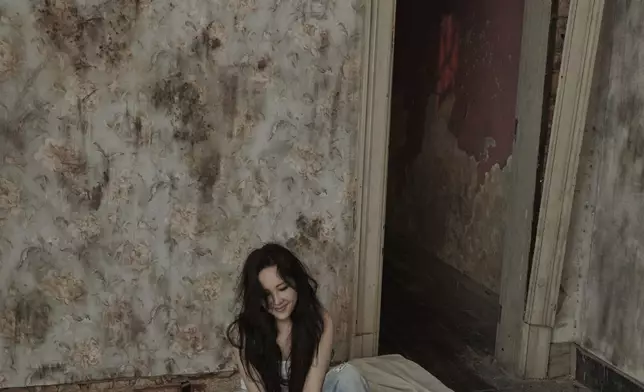 Janice於一間爛屋中進行拍攝，藉此表達女性是非常堅強，無論在任何環境下都能適應，並能展現最美麗的姿態。