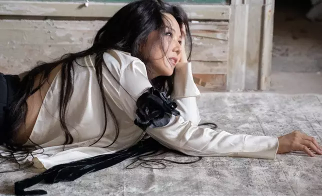 Janice罕有地以性感造型示人。