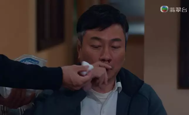 大家飲完參湯後燥到流鼻血，風仔趁機拎元植同十一嘅鼻血去驗DNA。