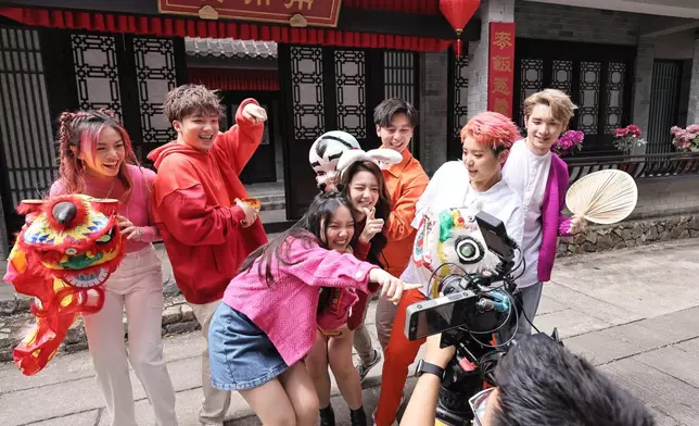首次入TVB 古裝街拍攝2023賀年MV，大家寓工作於娛樂，也非常期待MV 的誕生。