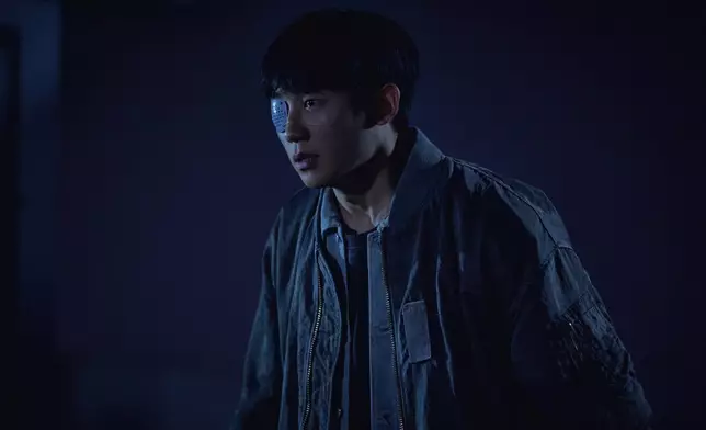 丁海寅飾演沉鬱邊緣人河東修（Disney+提供圖片）