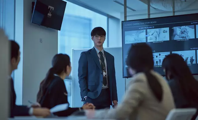 高庚杓飾演表面看似正常的殺人魔吳振燮（Disney+提供圖片）