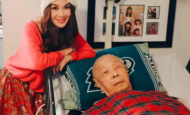 溫碧霞老爺與家人聖誕大合照。