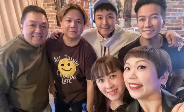 (前排圖左)設計師DorisKath Chan為HEA TOGETHER音樂會擔任服裝設計師。