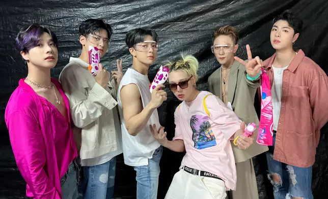 iKON繼續會以團體活動（iKON官方圖片）