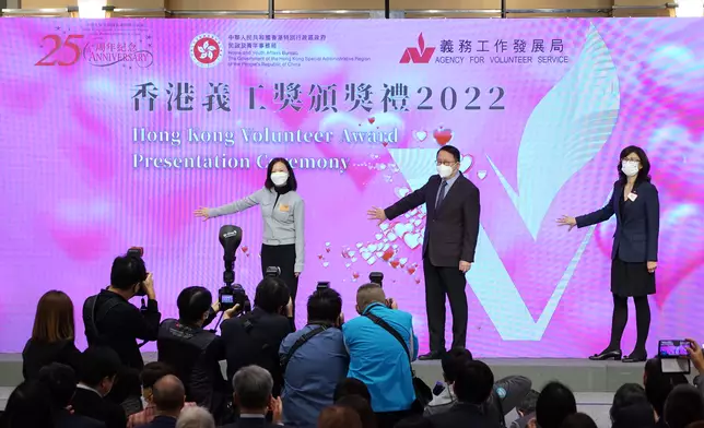 政務司司長陳國基（中）、民政及青年事務局常任秘書長林雪麗（左）、義務工作發展局主席彭韻僖（右），為「香港義工獎」舉行啟動禮儀式。