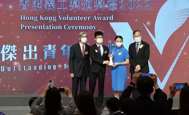 是次得獎者中最年輕的得獎者是今年13歲的潘浠淳同學（右二），在初中時便成立義工組織。