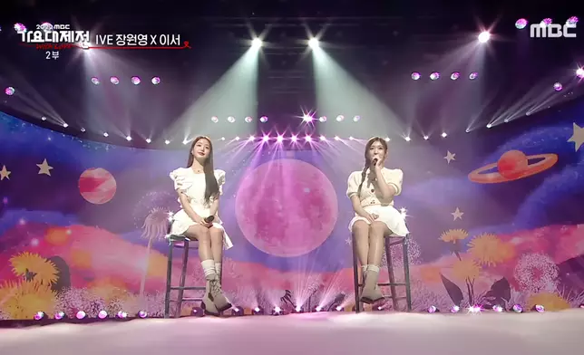 張員瑛跟Leeseo表演IU的《Strawberry moon》（網上截圖）