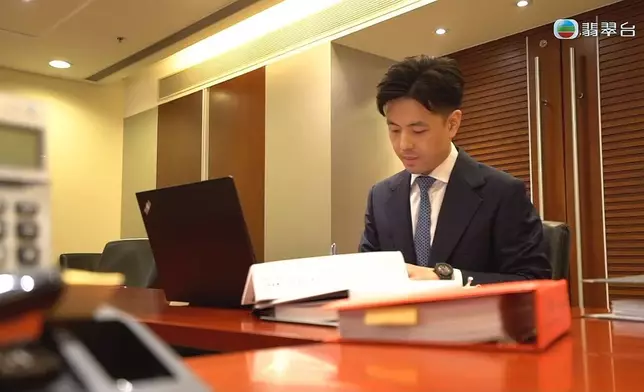 39歲嘅魏嘉信係一名律師。