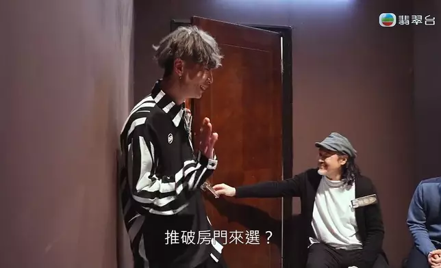 顏志恒力王上身玩「爆鎖」，嚇到大家O晒嘴。