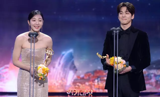 薛仁雅及金旻奎亦同樣奪得「最佳情侶獎」（SBS官方圖片）