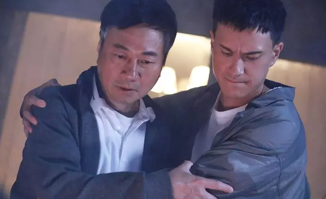 凌波大廈失火，十一同阿風從高處跳下逃生，情境與當年片場失火相似。