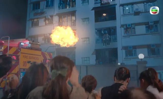 凌波大廈失火，十一同阿風從高處跳下逃生，情境與當年片場失火相似。