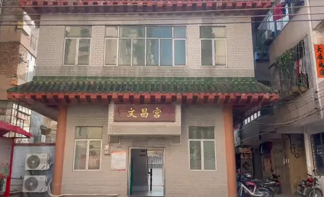 文昌宮位於陽江市江城區南恩街道南恩路縣前市11號，附近是民居等。(網上圖片)