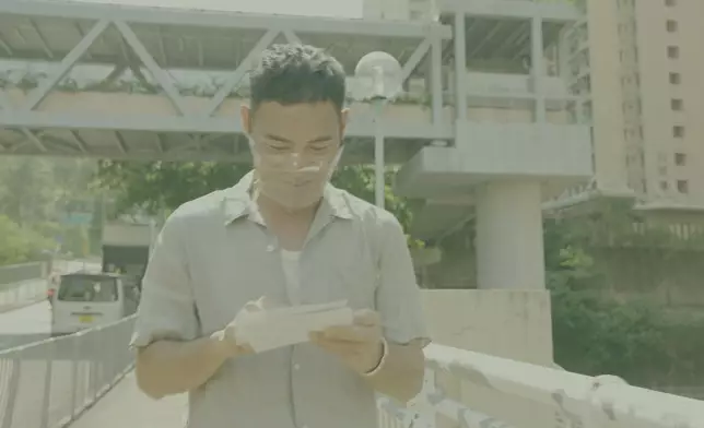 佢首先去咗石籬邨重拾童年回憶。