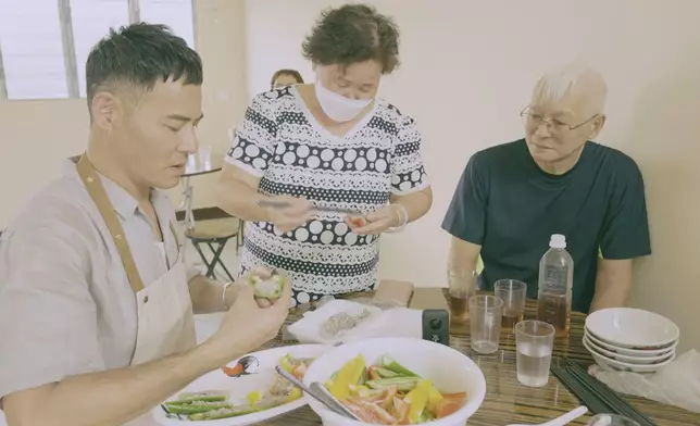 佢今次親自下廚以「媽媽的味道」回饋鄰里。