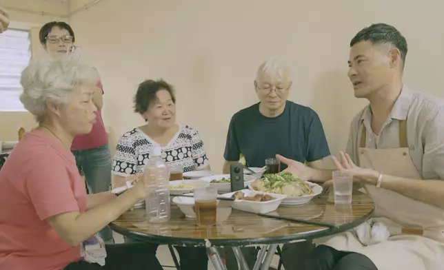 佢今次親自下廚以「媽媽的味道」回饋鄰里。