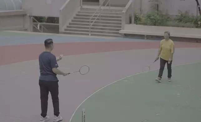 現役香港輪椅羽毛球運動員陳浩源帶媽咪重遊石圍角邨