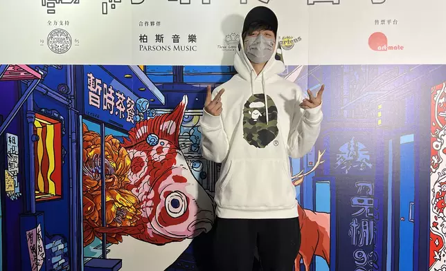 AK帶著自家甜品店的蛋糕探班。