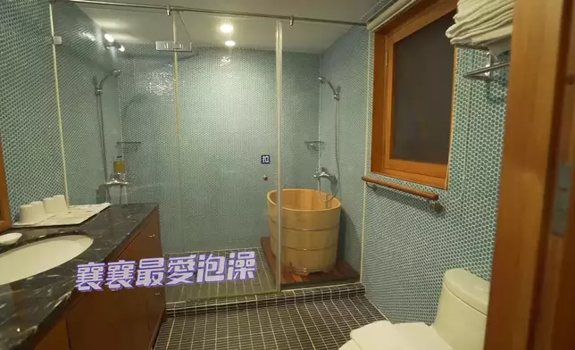 喜愛泡浴的林襄每次去酒店，都會先參觀浴室。
