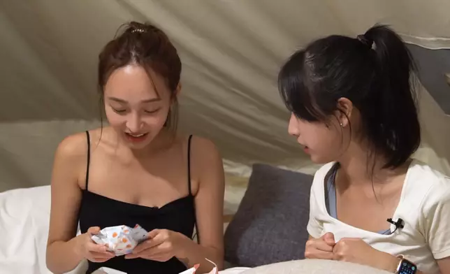 林襄接過暉哥的小禮物。