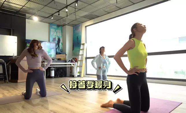 暉哥同林襄跟教練學做人魚。