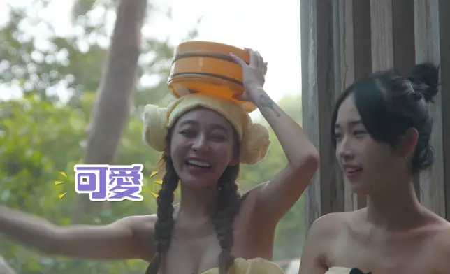 林襄利用隨手的物品作拍照道具。