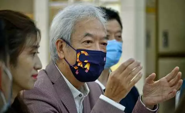 香港餐飲聯業協會會長黃家和（中）認為，業界需要一段時間才能恢復正常（資料圖片）