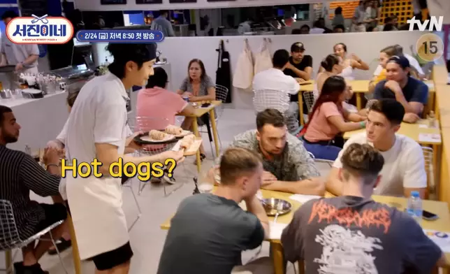 向外國人介紹韓式小吃（影片截圖）